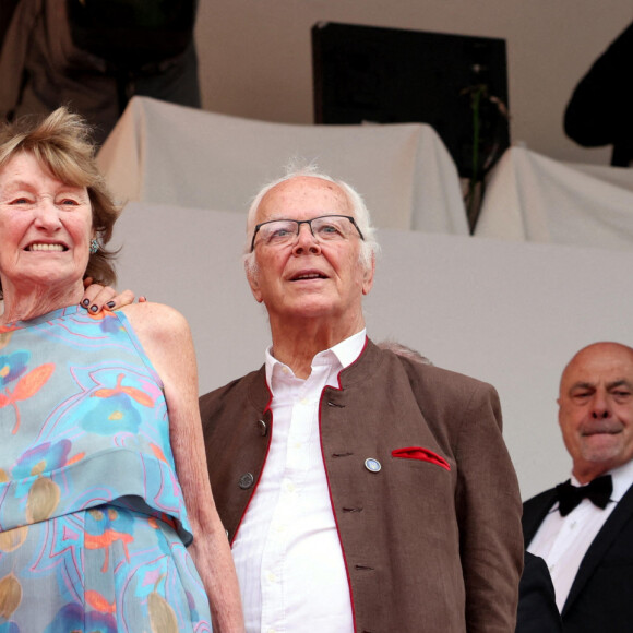 Carla Bruni-Sarkozy et sa mère Marisa Boroni - Montée des marches du film "Les Amandiers" lors du 75e Festival de Cannes. Le 22 mai 2022. © Dominique Jacovides / Bestimage