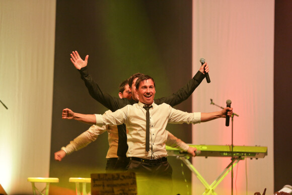 Steve Hart, Nathan Moore, Aaron Cooper - Concert des Worlds Apart sur la scene de Gayant expo a Douai le 5 mai 2013. 