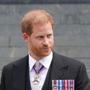 Le prince Harry, duc de Sussex, et Meghan Markle, duchesse de Sussex - Les membres de la famille royale et les invités à la sortie de la messe du jubilé, célébrée à la cathédrale Saint-Paul de Londres, Royaume Uni, le 3 juin 2022. © Avalon/Panoramic/Bestimage  The Duke and Duchess of Sussex leave the National Service of Thanksgiving at St Paul's Cathedral, London, on day two of the Platinum Jubilee celebrations for Queen Elizabeth II. The National Service marks The Queen's 70 years of service to the people of the United Kingdom, the Realms and the Commonwealth. Public service is at the heart of the event and over 400 recipients of Honours in the New Year or Birthday Honours lists have been invited in recognition of their contribution to public life. Drawn from all four nations of the United Kingdom, they include NHS and key workers, teaching staff, public servants, and representatives from the Armed Forces, charities, social enterprises and voluntary groups., 