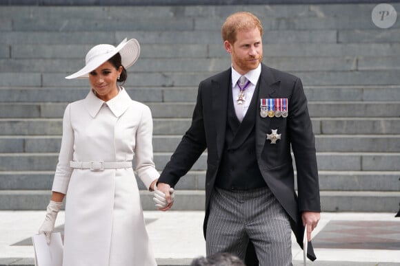 Le prince Harry, duc de Sussex, et Meghan Markle, duchesse de Sussex - Les membres de la famille royale et les invités à la sortie de la messe du jubilé, célébrée à la cathédrale Saint-Paul de Londres, Royaume Uni, le 3 juin 2022. © Avalon/Panoramic/Bestimage  The Duke and Duchess of Sussex leave the National Service of Thanksgiving at St Paul's Cathedral, London, on day two of the Platinum Jubilee celebrations for Queen Elizabeth II. The National Service marks The Queen's 70 years of service to the people of the United Kingdom, the Realms and the Commonwealth. Public service is at the heart of the event and over 400 recipients of Honours in the New Year or Birthday Honours lists have been invited in recognition of their contribution to public life. Drawn from all four nations of the United Kingdom, they include NHS and key workers, teaching staff, public servants, and representatives from the Armed Forces, charities, social enterprises and voluntary groups., 