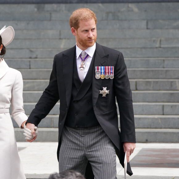 Le prince Harry, duc de Sussex, et Meghan Markle, duchesse de Sussex - Les membres de la famille royale et les invités à la sortie de la messe du jubilé, célébrée à la cathédrale Saint-Paul de Londres, Royaume Uni, le 3 juin 2022. © Avalon/Panoramic/Bestimage  The Duke and Duchess of Sussex leave the National Service of Thanksgiving at St Paul's Cathedral, London, on day two of the Platinum Jubilee celebrations for Queen Elizabeth II. The National Service marks The Queen's 70 years of service to the people of the United Kingdom, the Realms and the Commonwealth. Public service is at the heart of the event and over 400 recipients of Honours in the New Year or Birthday Honours lists have been invited in recognition of their contribution to public life. Drawn from all four nations of the United Kingdom, they include NHS and key workers, teaching staff, public servants, and representatives from the Armed Forces, charities, social enterprises and voluntary groups., 