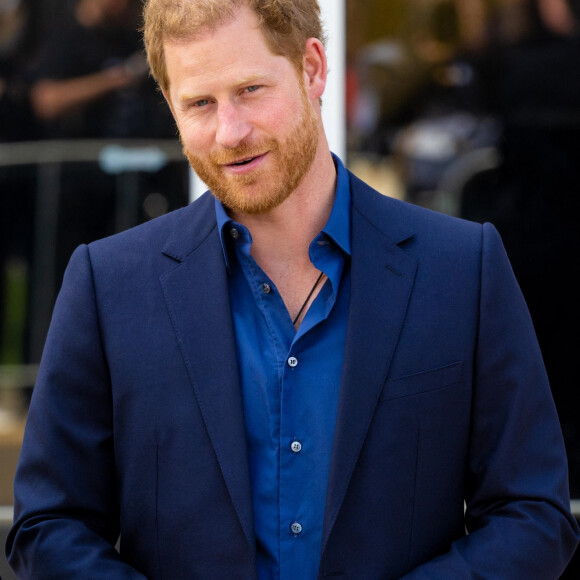 Le roi Willem-Alexander des Pays-Bas reçu par Le prince Harry, duc de Sussex, aux "Invictus Games" à La Haye, le 22 avril 2022. Ils ont assisté à une compétition de basket ball handisport.  King Willem-Alexander visited the Invictus Games The Hague . He was received by Prince Harry of Sussex. The King and prince attend a when chair basketball competition. 