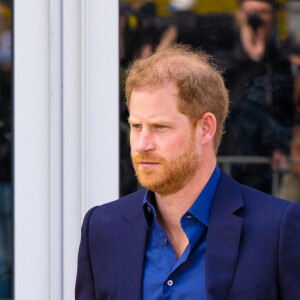 Le roi Willem-Alexander des Pays-Bas reçu par Le prince Harry, duc de Sussex, aux "Invictus Games" à La Haye, le 22 avril 2022. Ils ont assisté à une compétition de basket ball handisport.  King Willem-Alexander visited the Invictus Games The Hague . He was received by Prince Harry of Sussex. The King and prince attend a when chair basketball competition. 