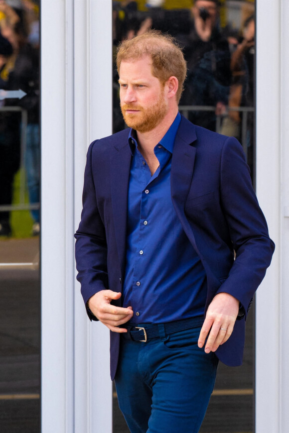 Le roi Willem-Alexander des Pays-Bas reçu par Le prince Harry, duc de Sussex, aux "Invictus Games" à La Haye, le 22 avril 2022. Ils ont assisté à une compétition de basket ball handisport.  King Willem-Alexander visited the Invictus Games The Hague . He was received by Prince Harry of Sussex. The King and prince attend a when chair basketball competition. 