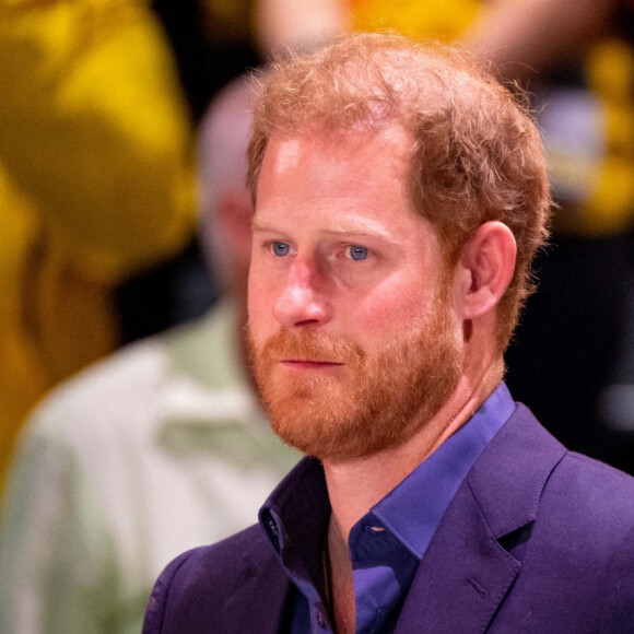 Le roi Willem-Alexander des Pays-Bas reçu par Le prince Harry, duc de Sussex, aux "Invictus Games" à La Haye, le 22 avril 2022. Ils ont assisté à une compétition de basket ball handisport.  King Willem-Alexander visited the Invictus Games The Hague . He was received by Prince Harry of Sussex. The King and prince attend a when chair basketball competition. 