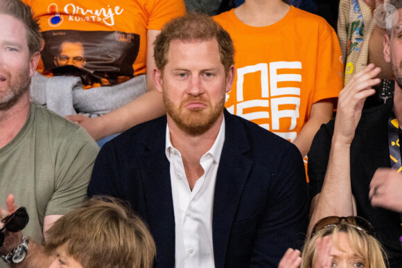 Le prince Harry, duc de Sussex, assiste à la dynamophilie lors de la 5ème édition des Jeux Invictus 2020 au Zuiderpark à La Haye, Pays-Bas, le 21 avril 2022.  Prince Harry, Duke of Sussex visits Powerlifting during the 5th the Invictus Games at Zuiderpark in The Hague, The Netherlands, on April 21, 2022. 