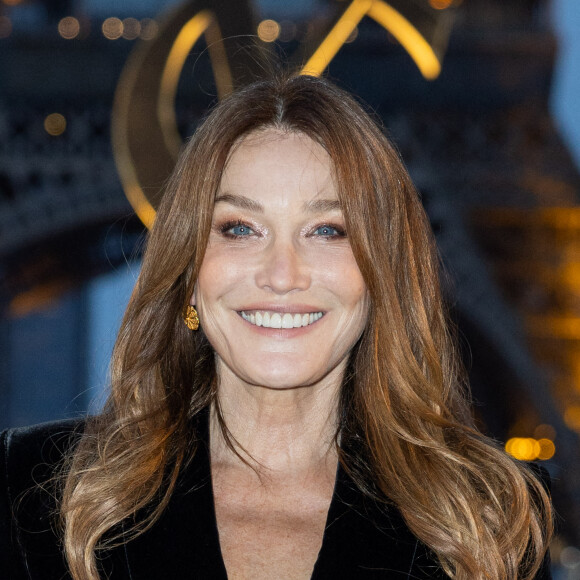 Carla Bruni-Sarkozy - Front row du défilé de mode Saint Laurent, Prêt-à-porter Printemps / Eté 2023 dans le cadre de la Fashion Week de Paris le 27 septembre 2022. © Olivier Borde / Bestimage