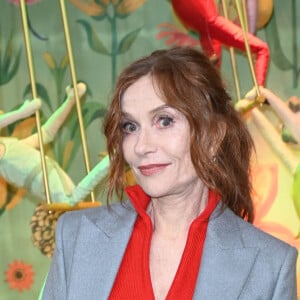 Isabelle Huppert lors de l'inauguration des vitrines de Noël du Grand Magasin Printemps Haussmann à Paris, le 9 novembre 2022. © Coadic Guirec/Bestimage