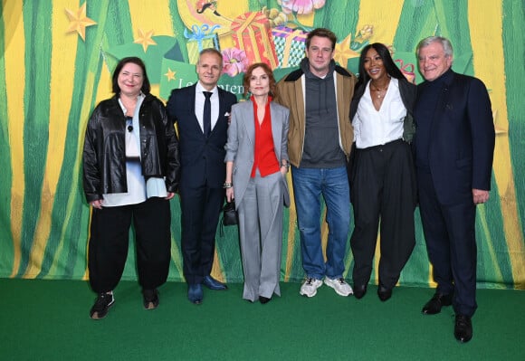 Pascale Lepoivre, Jean-Marc Bellaiche, Isabelle Huppert, J.W. Anderson, Naomi Campbell et Sidney Toledano lors de l'inauguration des vitrines de Noël du Grand Magasin Printemps Haussmann à Paris, le 9 novembre 2022. © Coadic Guirec/Bestimage