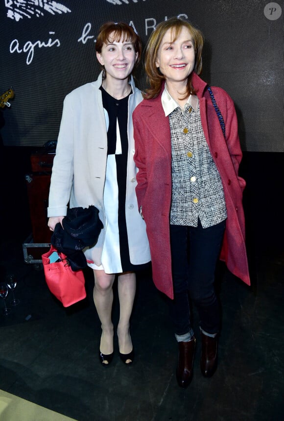 Isabelle Huppert et sa fille Lolita Chammah au défilé de mode "Agnès b" PAP automne/hiver 2016-2017 au Palais de Tokyo à Paris le 8 mars 2016. © Giancarlo Gorassini / Bestimage