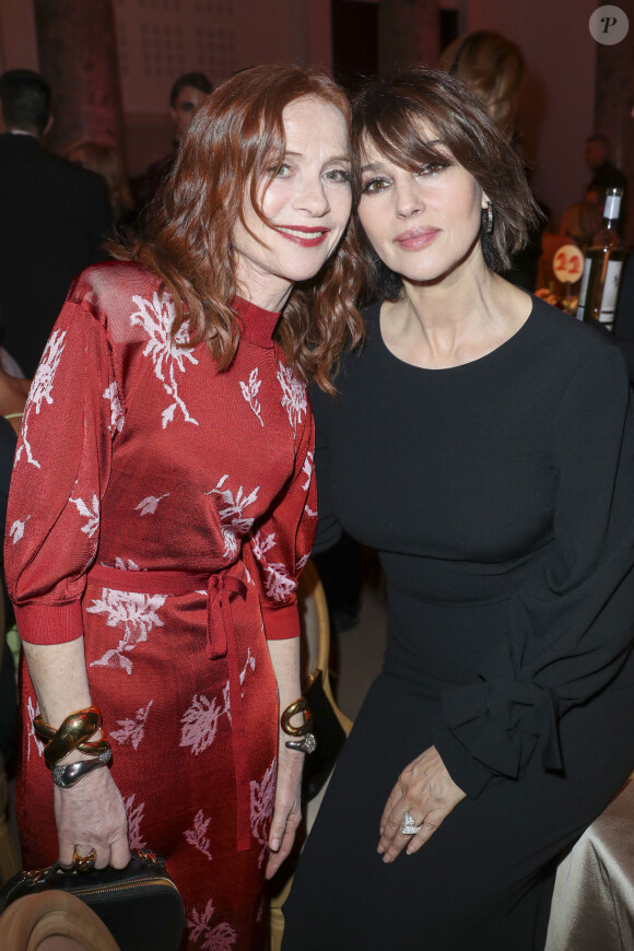 Isabelle Huppert et Monica Bellucci lors de la soirée de gala de la 18e édition du "Dîner de la mode du Sidaction" au Pavillon Cambon Capucines - Potel et Chabot à Paris, France, le 23 janvier 2020. © Olivier Borde/Bestimage 