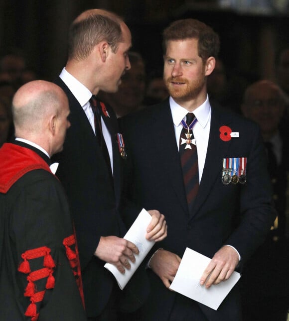 Le prince William, duc de Cambridge, et le prince Harry à la sortie de l'abbaye de Westminster pour le service commémoratif de L'ANZAC Day à Londres.