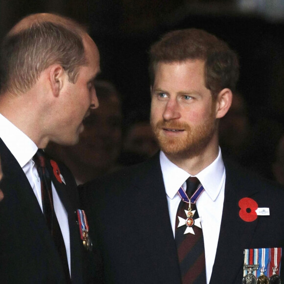 Le prince William, duc de Cambridge, et le prince Harry à la sortie de l'abbaye de Westminster pour le service commémoratif de L'ANZAC Day à Londres.