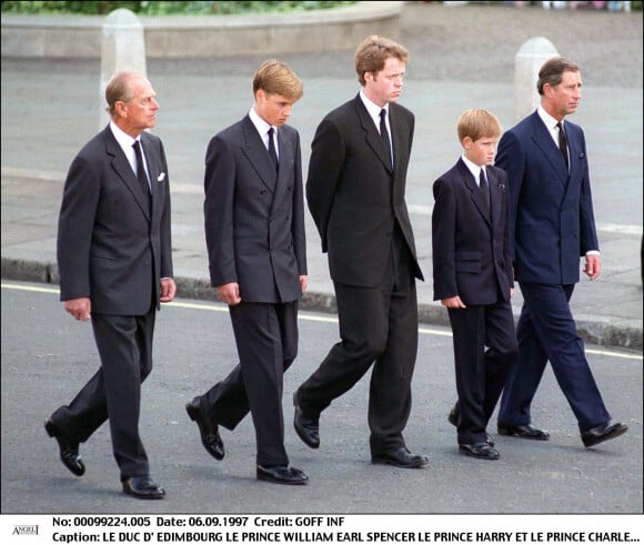Le duc d'Edimbourg, le prince William, Charles Spencer, le prince Harry et le prince Charles défilent derrière le cercueil de Diana lors de ses obsèques en 1997.