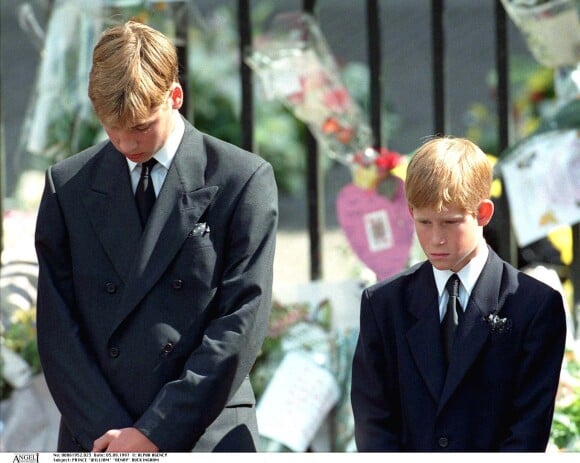 Le prince William et le prince Charles lors de ses obsèques de Diana en 1997.