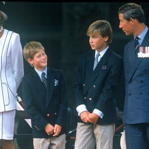 Lady Diana, les princes Harry et William et le roi Charles à Londres pour le 50ème anniversaire de la victoire des Alliés en 1995.