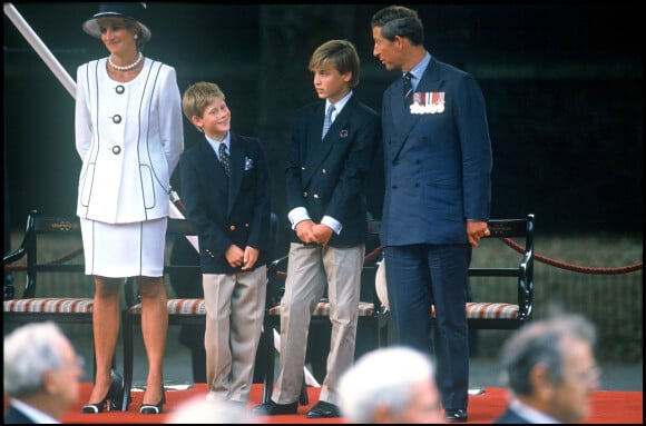 Lady Diana, les princes Harry et William et le roi Charles à Londres pour le 50ème anniversaire de la victoire des Alliés en 1995.