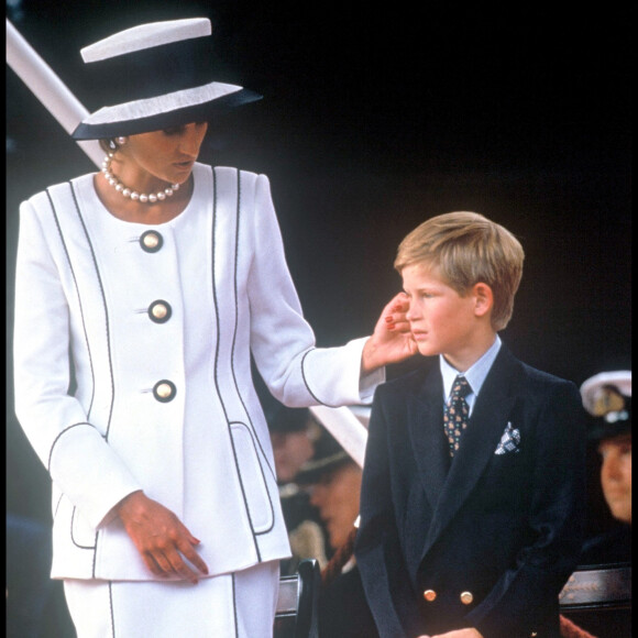 Lady Diana et le prince Harry à Londres pour le 50ème anniversaire de la victoire des Alliés en 1995.