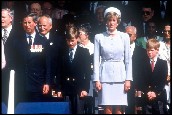 Le prince William, Lady Diana, et les princes Harry et William à Londres.