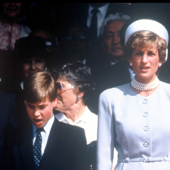 Le prince William, Lady Diana, et les princes Harry et William à Londres.