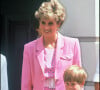 La princesse Diana et le prince Harry lors du 92ème anniversaire de la reine mère Elizabeth à Windsor en 1992. 