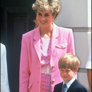 La princesse Diana et le prince Harry lors du 92ème anniversaire de la reine mère Elizabeth à Windsor en 1992. 