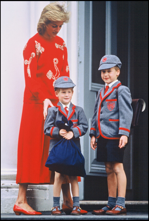 La princesse Lady Diana accompagne le prince Harry et le prince William pour la rentrée scolaire en 1989