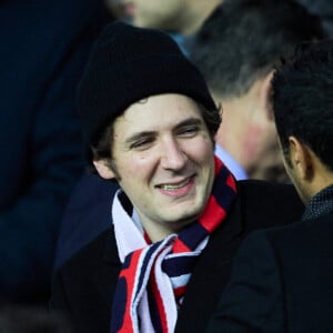 Jamel Debbouze et Vincent Lacoste - People dans les tribunes du match de Ligue 1 Uber Eats "PSG contre Angers" (2-0) au Parc des Princes à Paris le 11 janvier 2023. © Cyril Moreau/Bestimage