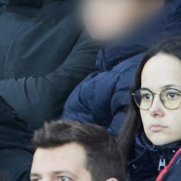 Michel Cymes et son fils - People dans les tribunes du match de Ligue 1 Uber Eats "PSG contre Angers" (2-0) au Parc des Princes à Paris le 11 janvier 2023. © Cyril Moreau/Bestimage