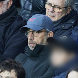 Michel Cymes et son fils - People dans les tribunes du match de Ligue 1 Uber Eats "PSG contre Angers" (2-0) au Parc des Princes à Paris le 11 janvier 2023. © Cyril Moreau/Bestimage