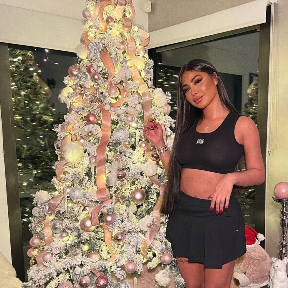 Maeva Ghennam sexy sur Instagram