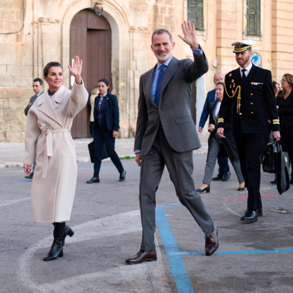 Le roi Felipe VI et la reine Letizia d'Espagne assistent à l'inauguration de la pharmacie Llabrés à Ciutadella, Minorque, Espagne, le 12 janvier 2023. ©  EuropaPress/Bestimage 