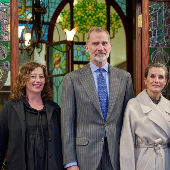 Le roi Felipe VI et la reine Letizia d'Espagne assistent à l'inauguration de la pharmacie Llabrés à Ciutadella, Minorque, Espagne, le 12 janvier 2023. ©  EuropaPress/Bestimage 