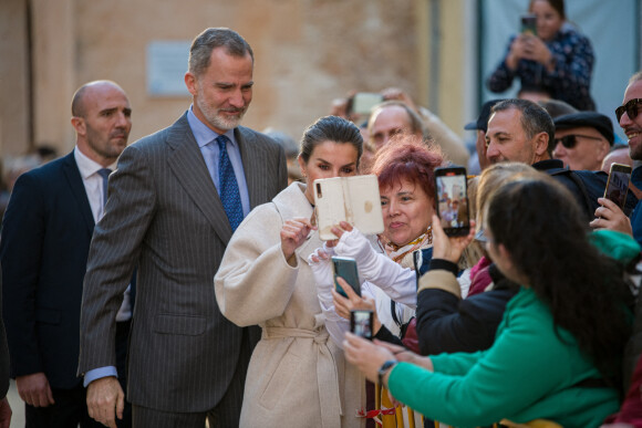 Le roi Felipe VI et la reine Letizia d'Espagne assistent à l'inauguration de la pharmacie Llabrés à Ciutadella, Minorque, Espagne, le 12 janvier 2023. ©  EuropaPress/Bestimage 