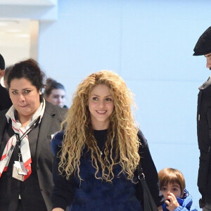 Shakira et son compagnon Gerard Piqué arrivent à l'aéroport JFK de New York avec leurs enfants Milan et Sasha pour les fêtes de Noël le 24 décembre 2017.