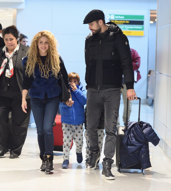 Shakira et son compagnon Gerard Piqué arrivent à l'aéroport JFK de New York avec leurs enfants Milan et Sasha pour les fêtes de Noël le 24 décembre 2017.