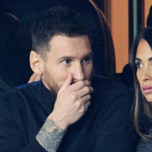 Lionel Messi et sa femme Antonella Roccuzzo - People au match retour de Ligue Des Champions 2022 (LDC) entre le PSG et Benfica (1-1) au Parc des Princes à Paris le 11 octobre 2022. © Cyril Moreau/Bestimage