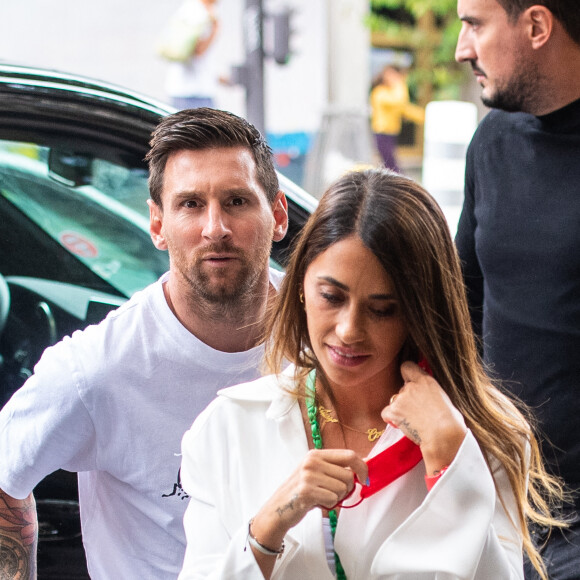 Exclusif - Antonella Roccuzzo (ensemble survêtement noir Adidas) sort de l'hôtel Royal Monceau pour aller faire du shopping chez Zara pour acheter une tenue et aller ensuite déjeuner au restaurant avec son mari. Antonella veut rester la plus belle pour son Leo après 20 ans de vie commune et 3 enfants. Elle retourne à l'hôtel pour se changer avant de rejoindre son mari Lionel Leo Messi, qui revient de son entraînement avec le Paris Saint-Germain (PSG), au restaurant parisien. Le couple est ensuite retourné dans leur hôtel.