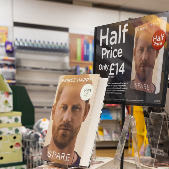 Illustrations de la mise en place pour la sortie du livre du prince Harry "Spare" (Le Suppléant) dans une librairie de Twickenham à Londres le 10 janvier 2023. 