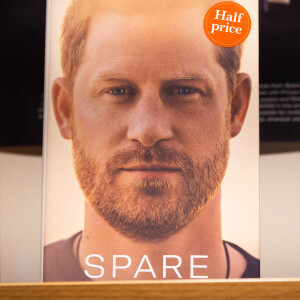 Illustrations de la mise en place pour la sortie du livre du prince Harry "Spare" (Le Suppléant) dans une librairie de Twickenham à Londres le 10 janvier 2023. 