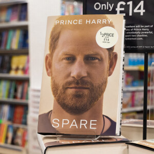 Illustrations de la mise en place pour la sortie du livre du prince Harry "Spare" (Le Suppléant) dans une librairie de Twickenham à Londres le 10 janvier 2023. 