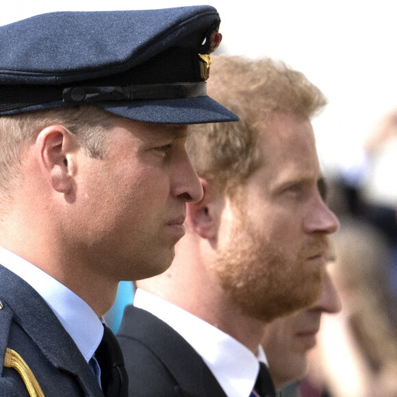 Le prince de Galles William, le prince Harry, duc de Sussex - Procession cérémonielle du cercueil de la reine Elisabeth II du palais de Buckingham à Westminster Hall à Londres. Le 14 septembre 2022 