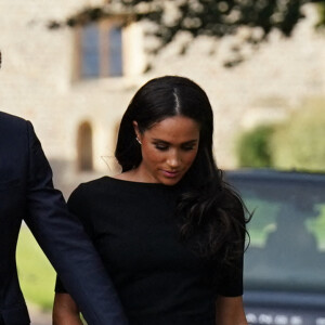 Le prince Harry, duc de Sussex et Meghan Markle, duchesse de Sussex à la rencontre de la foule devant le château de Windsor, suite au décès de la reine Elisabeth II d'Angleterre. Le 10 septembre 2022 