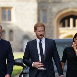 La princesse de Galles Kate Catherine Middleton, Le prince de Galles William et le prince Harry, duc de Sussex et Meghan Markle, duchesse de Sussex à la rencontre de la foule devant le château de Windsor, suite au décès de la reine Elisabeth II d'Angleterre. Le 10 septembre 2022  The Royal family meets members of the public at Windsor Castle in Berkshire following the death of Queen Elizabeth II on Thursday. Picture date: Saturday September 10, 2022. 