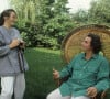 En France, portrait de Richard Bohringer chez lui dans son jardin parlant avec sa femme Astrid.