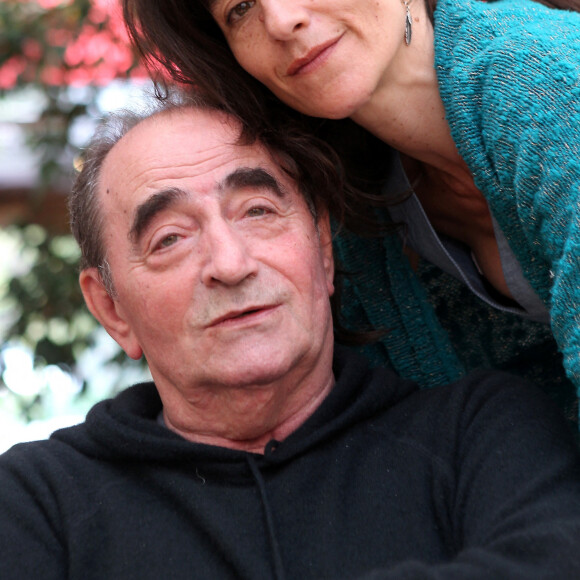 Exclusif - Richard Bohringer et sa fille Romane posent à l'hôtel Best Western à Saint-Raphaël le 14 avril 2015.