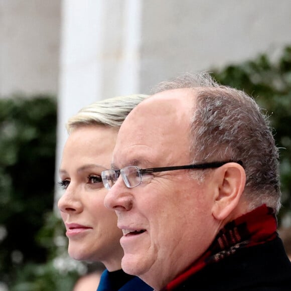 Le prince Albert II de Monaco, La princesse Charlene de Monaco lors du traditionnel arbre de Noël du palais princier à Monaco le 14 décembre 2022. Le couple princier et leurs enfants ont distribué cadeaux et friandises aux enfants monégasques, dans la cour du Palais. © Claudia Albuquerque / Bestimage 