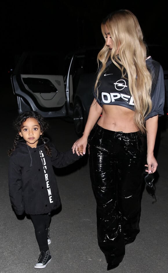 Kim Kardashian est allée dîner au restaurant avec sa fille Chicago West à Calabasas.
