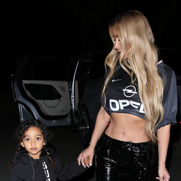 Kim Kardashian est allée dîner au restaurant avec sa fille Chicago West à Calabasas.