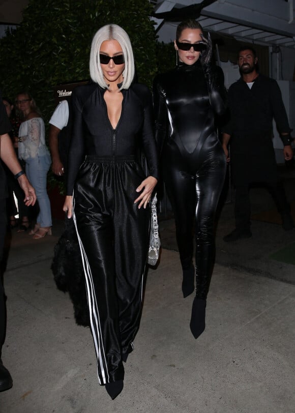 Kim Kardashian et Khloe Kardashian ont dîné avec leur soeur Kylie et des amies au restaurant Giorgio Baldi à Santa Monica le 20 juillet 2022. 